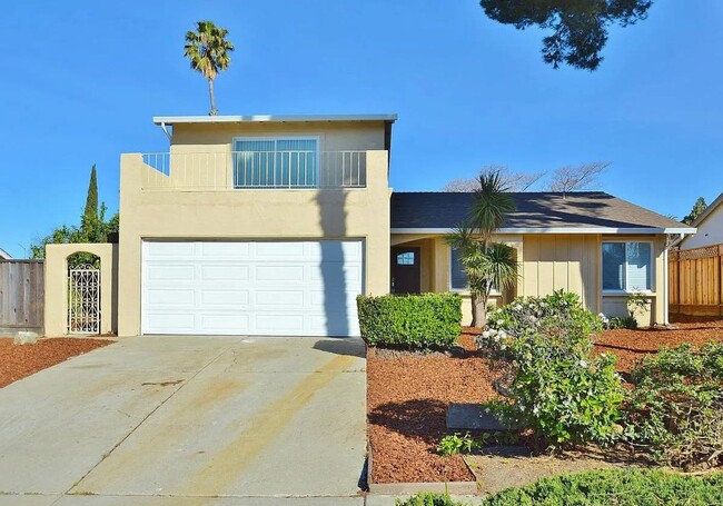 Building Photo - $4,200 / 4 BR - SPACIOUS HOME IN WARM SPRINGS WITH SCENIC HILL VIEWS
