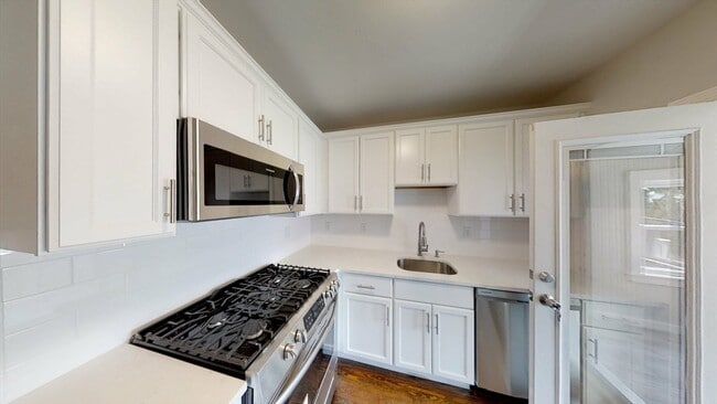 Building Photo - 836 Canterbury St Unit 2R