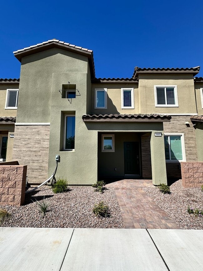 Building Photo - Brand New Town Home