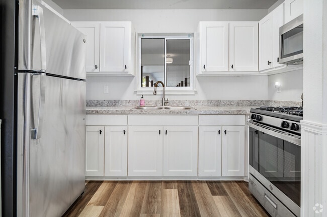 2BR, 1BA - 750SF - Kitchen