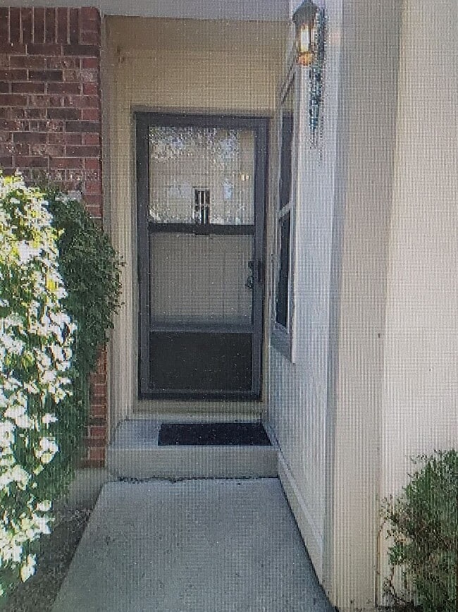 Building Photo - 2 BED WESTMOOR CONDO