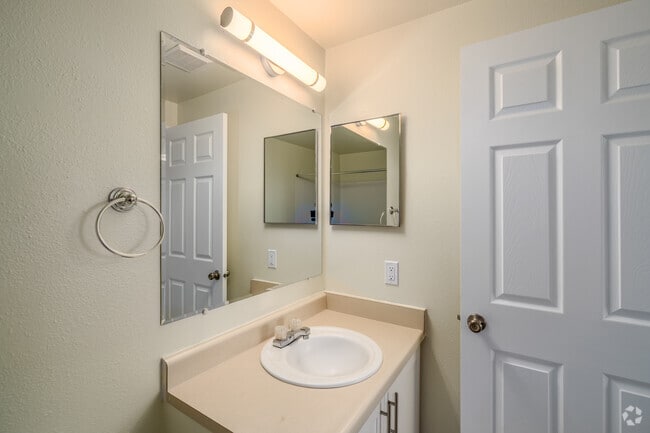 2BR, 2BA - 950SF - Bathroom