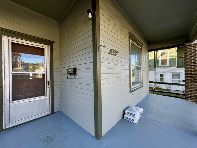 Photo - 617 Splitlog Ave