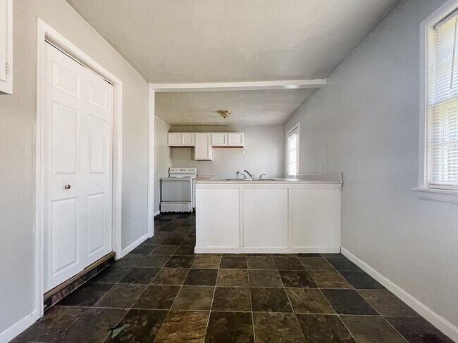 Photo - 4 Bed 2 Bath