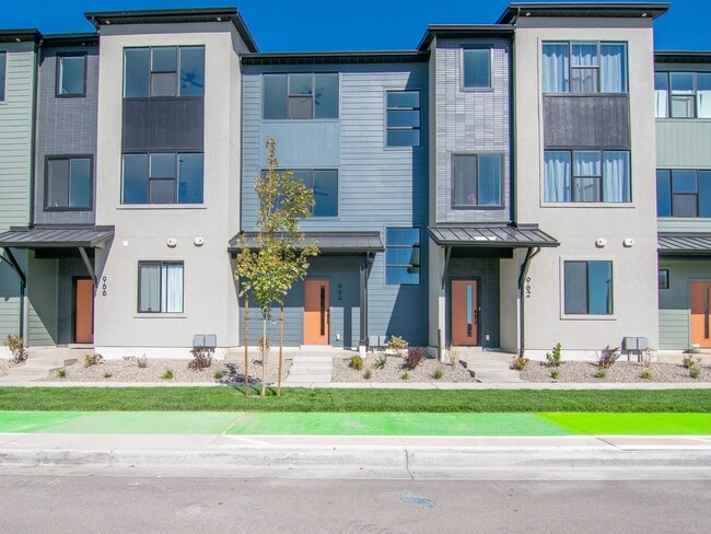 Building Photo - Spacious 3-Story Townhome: Inlcudes 2-Car Garage
