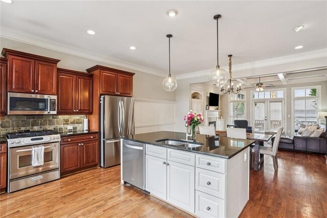 Photo - 805 Highland Green Way NE