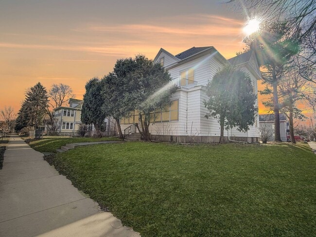 Building Photo - 438 University Ave NE Unit 2