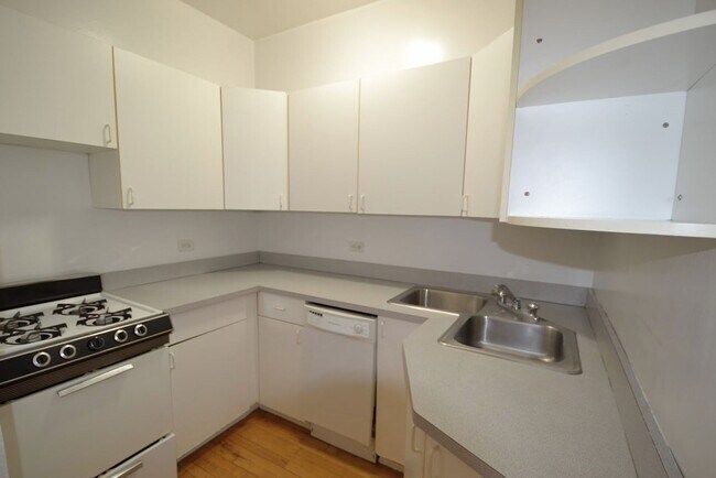 4406 N Rockwell St Unit 4406-3