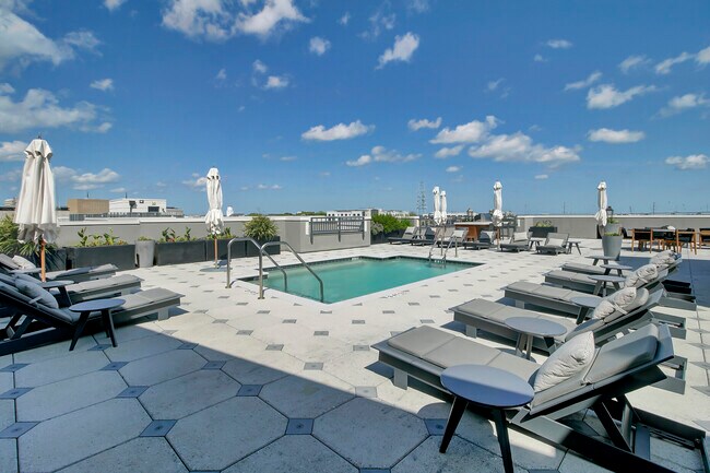 Roof top pool - 5 Gadsdenboro St Condo Unit 413