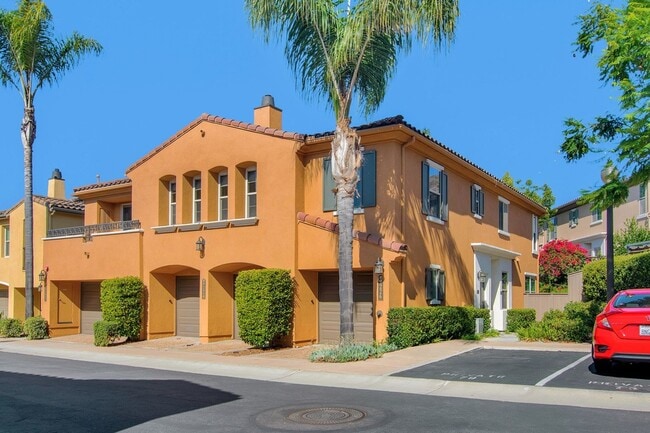 Building Photo - Nicely upgraded townhouse in resort-like E...