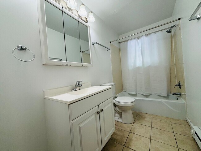 Photo - 3 Bedroom 1 Bath Apartment