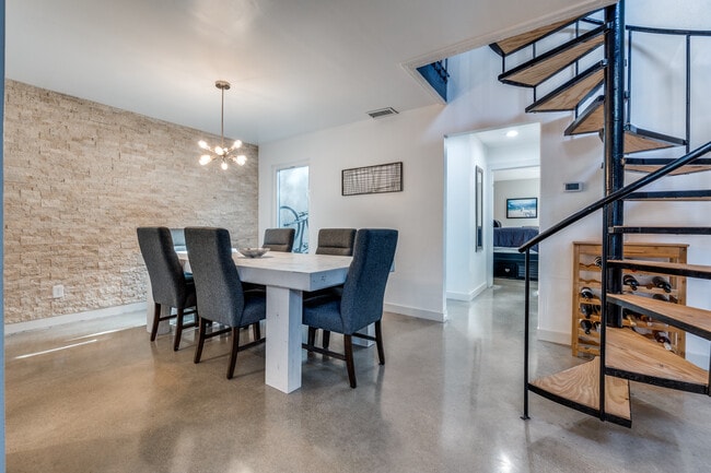 Comedor - 9711 Smokefeather Ln