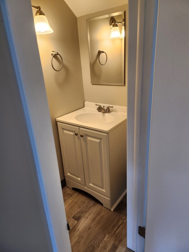 1/2 bath - 5195 Cline Rd Unit C