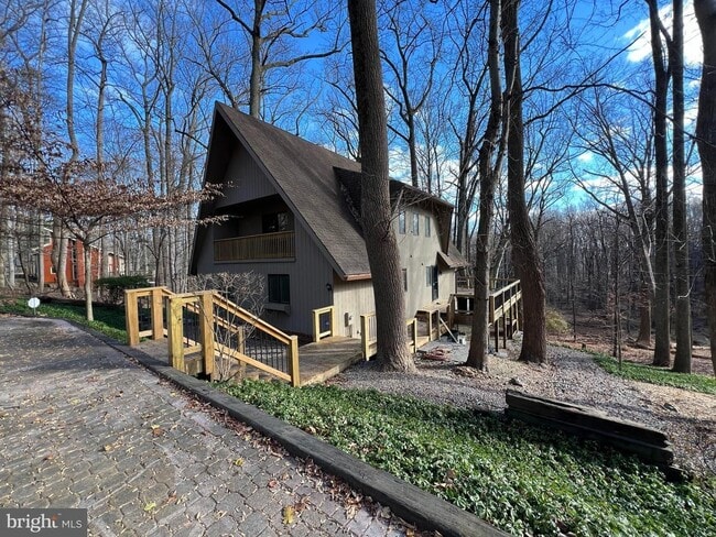 Building Photo - Beautiful 3bd 3bth contemporary A-framed home in the prestigious Eagle's Nest community.