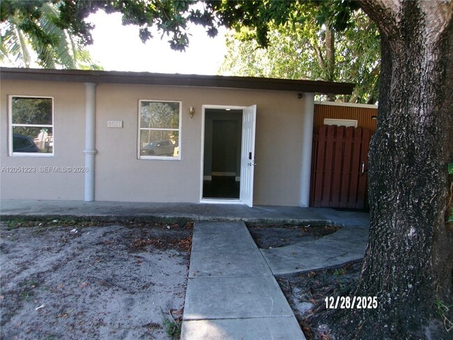 Building Photo - 4510 SW 38th St Unit 3