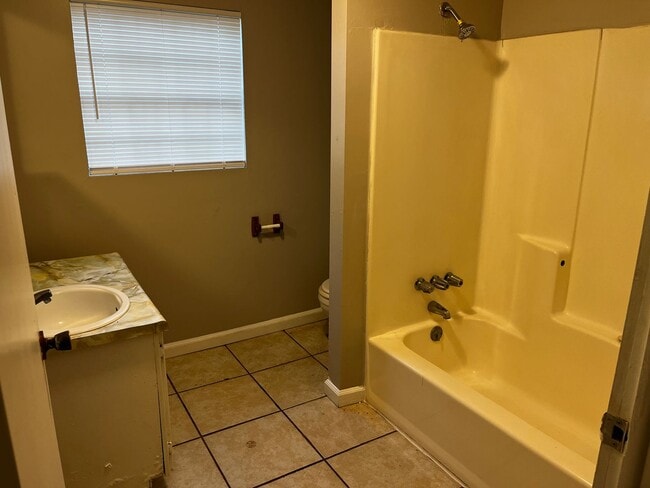 Photo - 1005 N Oak St