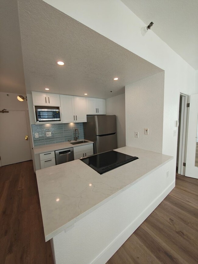 Building Photo - AMSI - Spacious 8th Floor Studio at the Baycrest Towers, Parking Included!