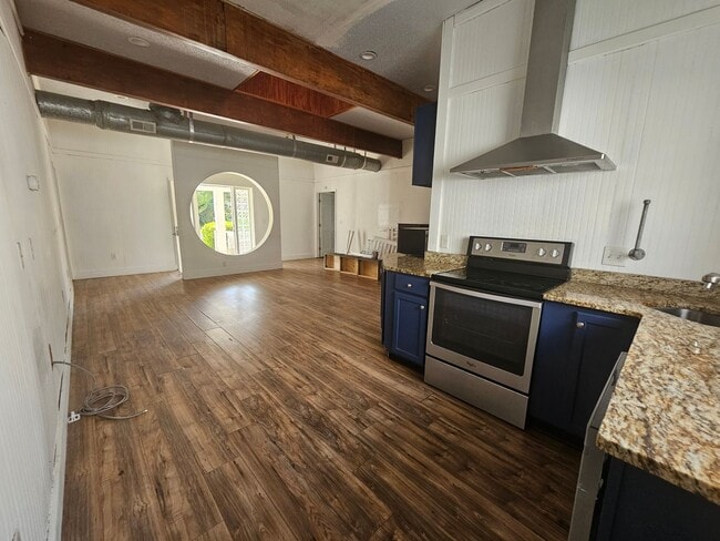 Photo - 3 BD / 2 BA Unfurnished - One block to the...