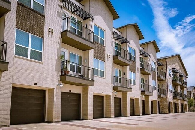 Photo - 11700 Luna Rd Unit b1