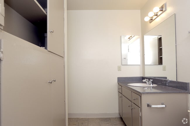 1BR, 1BA - 584 SF