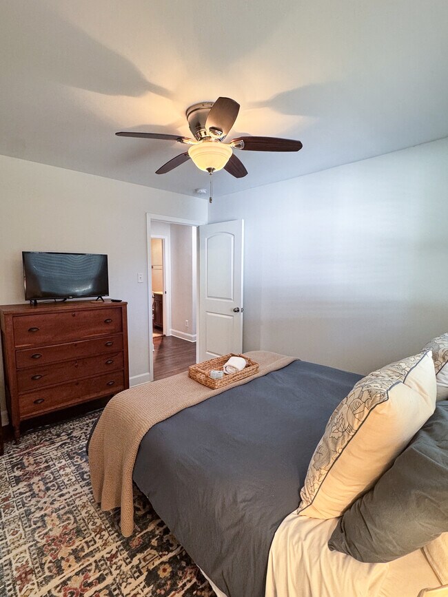 Photo - 5415 Larchmont Ave