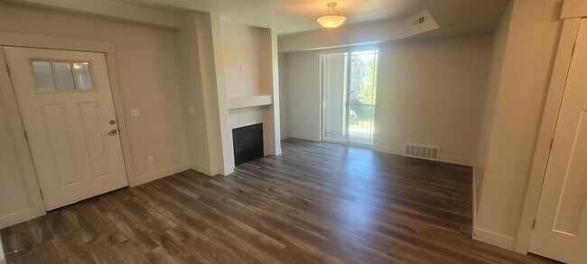 Photo - 1047-1500 500 E