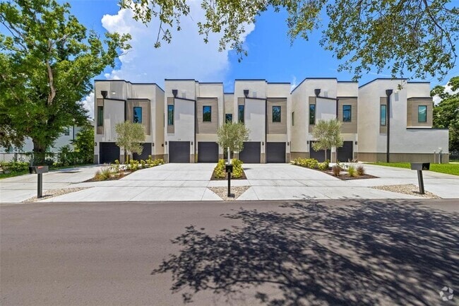 Building Photo - 220 N Hesperides St Rental
