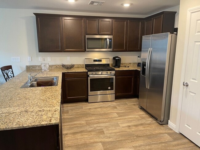 Building Photo - 3 bedroom townhouse in gated community!