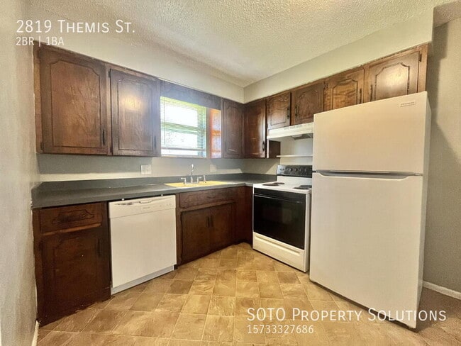 Photo - 2819 Themis St