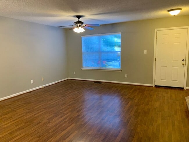 Photo - 107 Climbing Ivy Ct