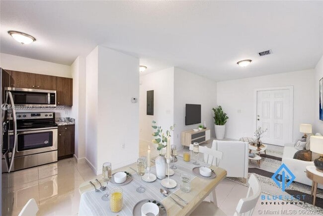 Building Photo - 3 bedroom in Miami FL 33142