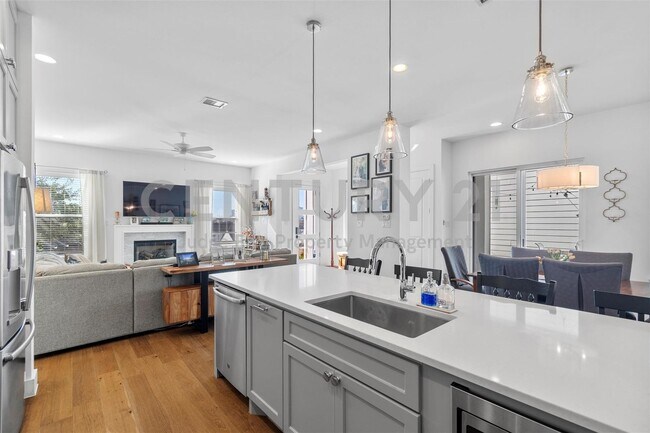 Photo - Beautifully Designed 3/2.5/2 Home in Fort ...