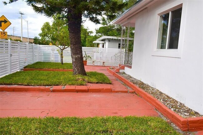 Photo - 5715 NW 6th Ave