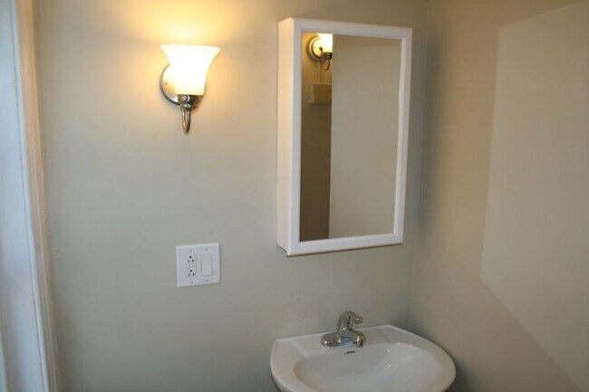 Bathroom Van - 2418 E Allegheny Ave Unidad Cozy Studio