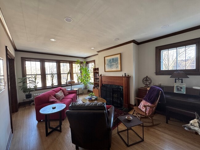 Sala de estar con ventanas orientadas al norte. - 114 South Blvd Unidad 2