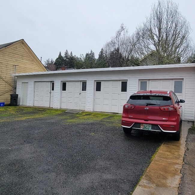 Photo - 721 SE Kane St