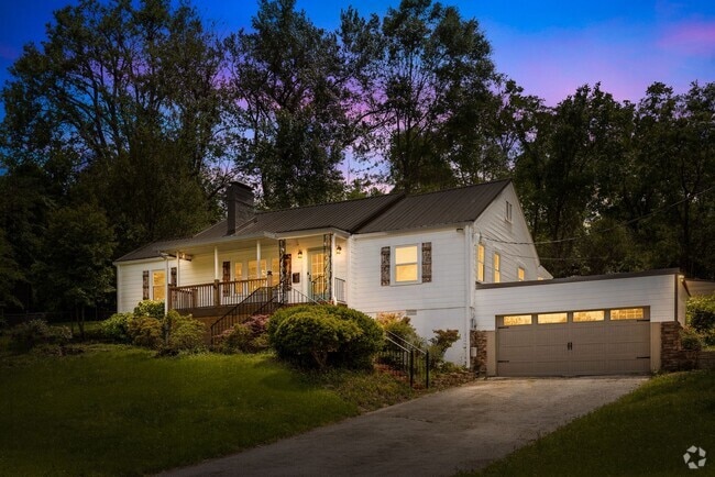 Building Photo - Beautifully Renovated 3 Bedroom 2.5 Bath H... Rental