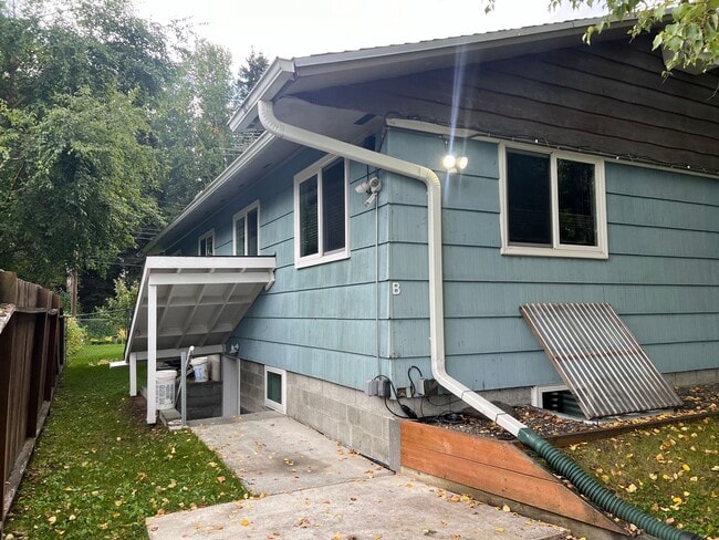 Building Photo - Quiet 2 bedroom with utilities included Rental