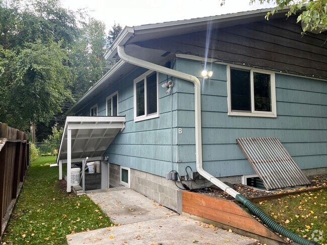 Building Photo - Quiet 2 bedroom with utilities included Rental