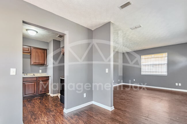 Photo - 1130 W 21st St