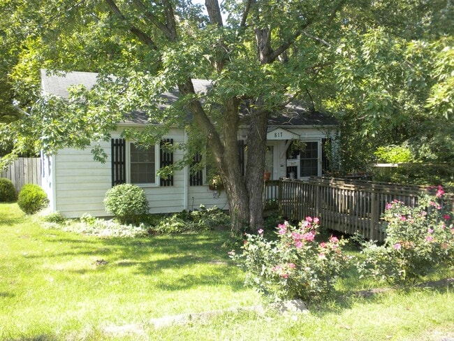 Building Photo - 2 Bedroom Home with large yard