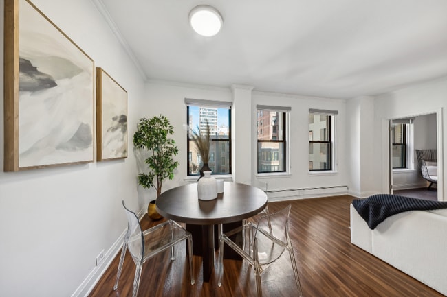 Building Photo - 164 E Chestnut St Rental