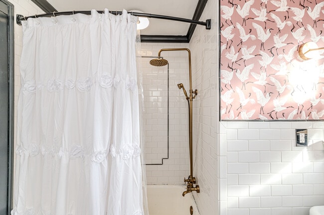 Photo - 508 W Chisholm St Unit Green