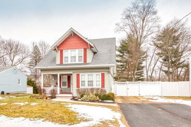 Building Photo - Inviting 3-bedroom, 1.5 bath home nestled in a peaceful and family friendly neighborhood