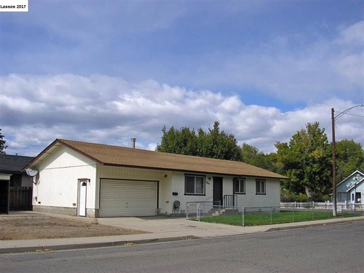 THREE BEDROOM TWO BATH HOME! - THREE BEDROOM TWO BATH HOME!