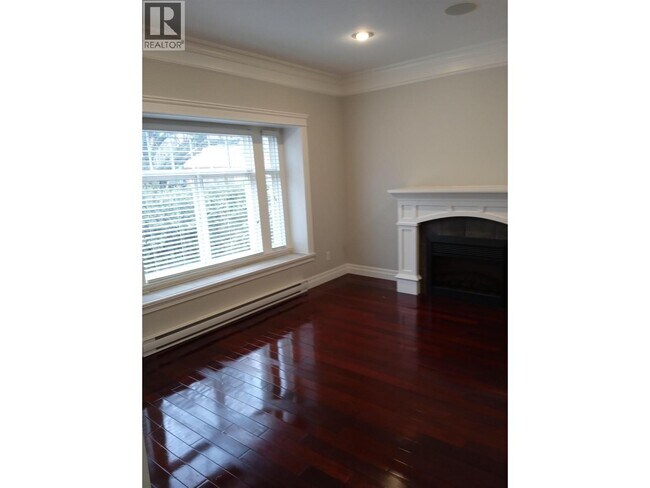 Photo - 4585 Commercial St