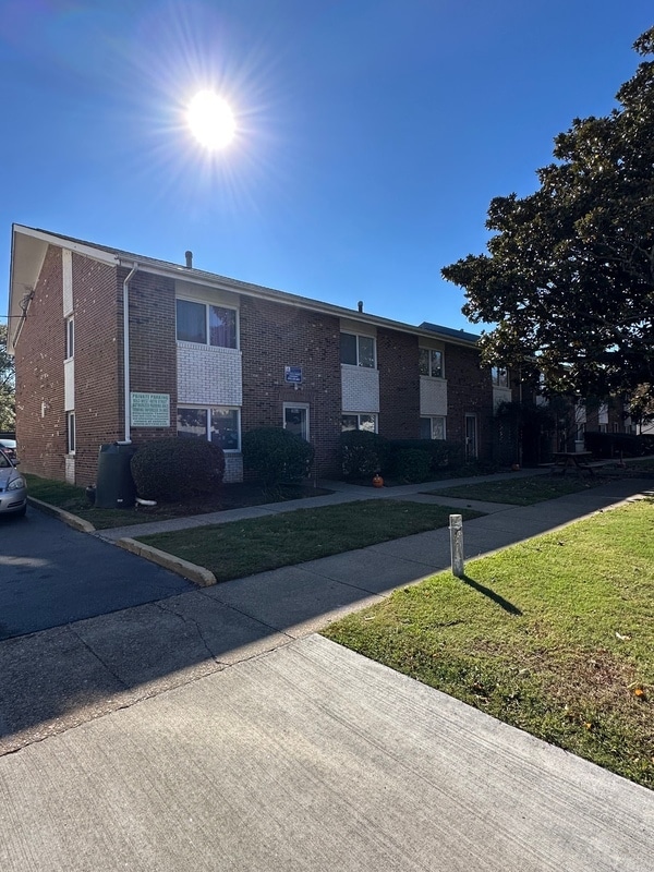 Building Photo - 1063 W 48th St Unit C4