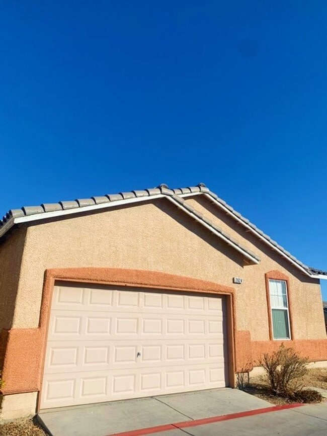 Building Photo - Single story 3 bed 2 baths property inside the gated Cactus Springs community! Home has all LVP a...