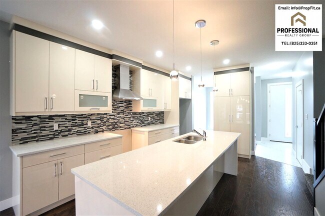 Photo - 9812 159 St NW