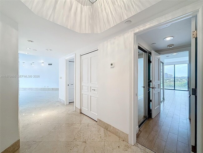 Photo - 2800 Island Blvd Unidad 902